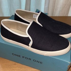 NWT TOMS canvas black with white trim Clementine slip ons wmns size 8
